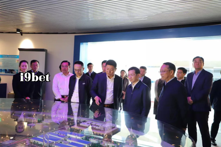 Thị trưởng Hoàng Hỉ Trung cùng đoàn công tác đã đến thăm và kiểm tra Công ty Liên Sáng Quang Điện