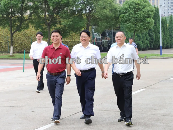 Ông Lâm Kiệt, Phó Chủ nhiệm Văn phòng Tôn Ninh tỉnh Phúc Kiến cùng đoàn công tác đã đến thăm và điều tra tình hình phát triển ngành của Công ty Liên tạo Quang Điện