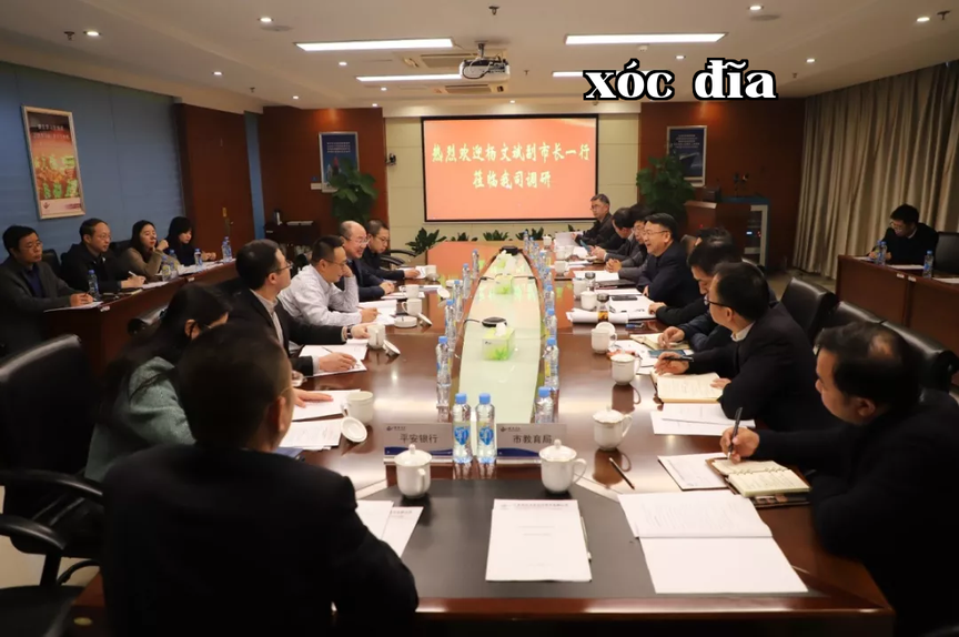Phó Thị trưởng Dương Văn Bân cùng đoàn công tác đã đến thăm và làm việc tại Công ty Liên Sáng Quang